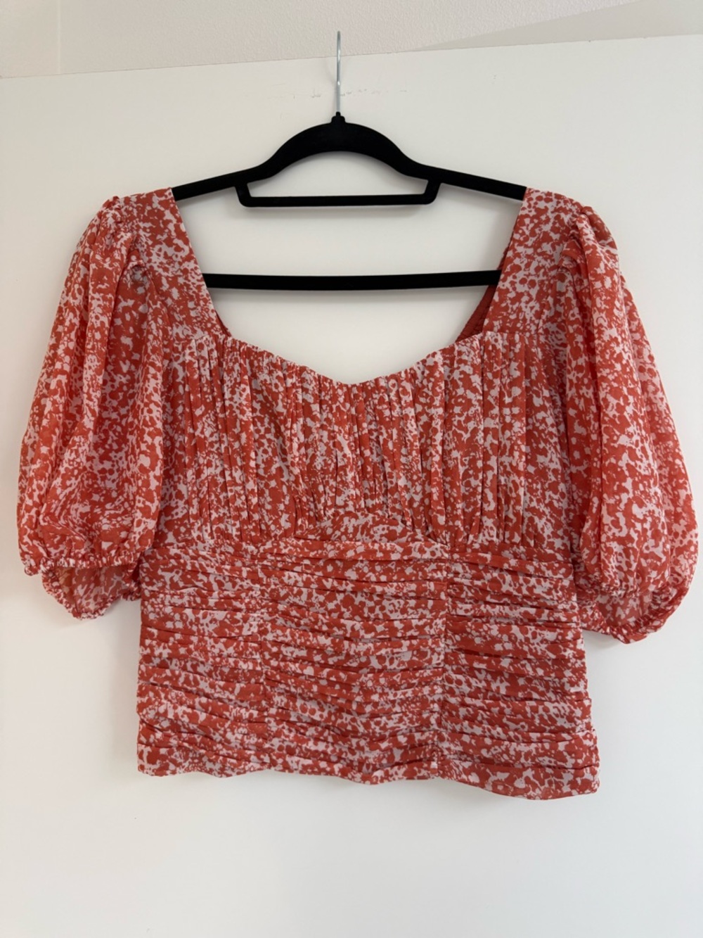 Abercrombie & Fitch Coral and White Puff-Sleeve Ruched Top